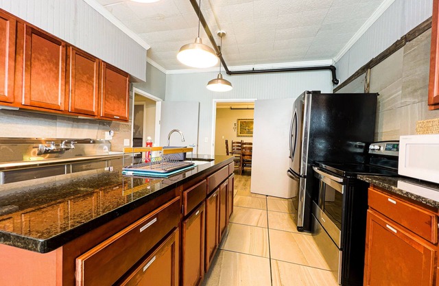 THE 1023 With Private Yard & Parking, Near Falls & Casino by Niagara Hospitality