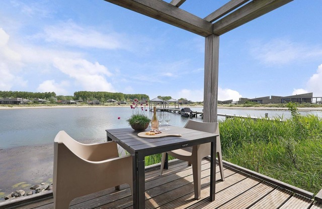 The 2-person Studio Waterfront enjoys a unique location and is spread over two floors. The terrace overlooks the water.