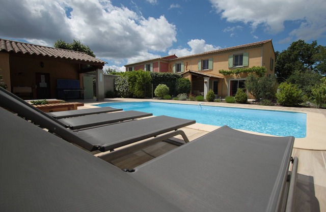La cabaña amarilla con una piscina privada orientada al sur.