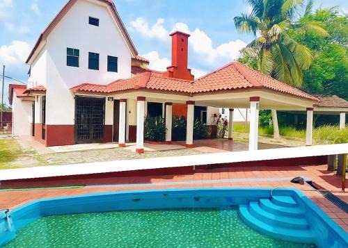 The 5R Famosa Villa