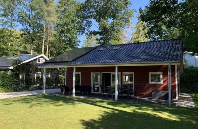 The 6-person Vakantievilla are very quiet, sunny and spacious, overlooking the spacious garden and forest edge.