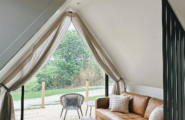 The A-Frame, hot tub, patio, glamping luxury, WiFi, Heat/AC, access to pool