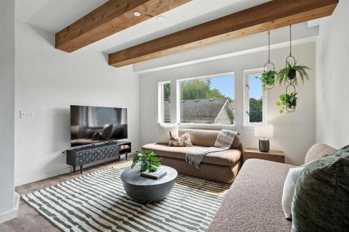 The Adelynn - Sleek 2BR House in Portland - Walk to Everything
