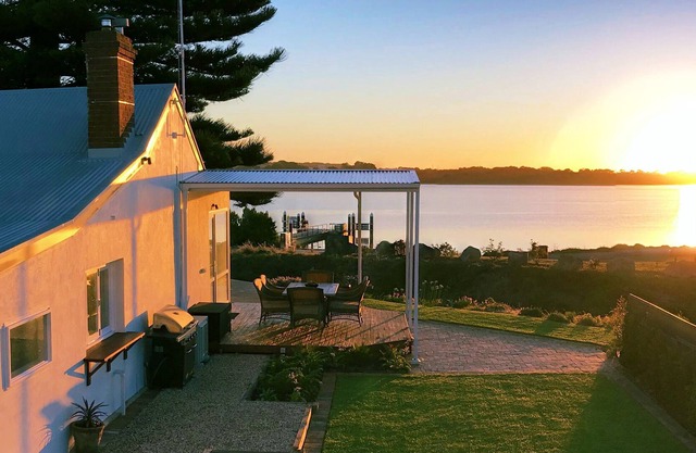 The Admiral Riverside Studios - Waterfront Accommodation in the Goolwa Township