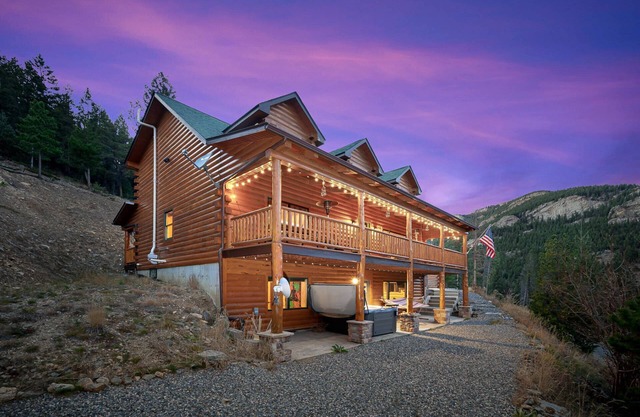 The Adventure in Evergreen. Private Hot Tub! Great Views.