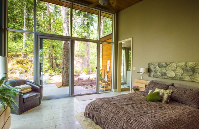 The Aerie-A Glass Treehouse moderno