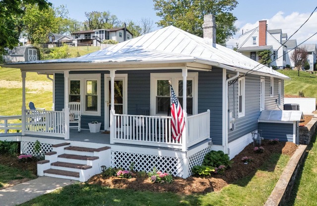 The All-American Cottage Seconds from Gypsy Hill Park! Kid and Pet friendly!