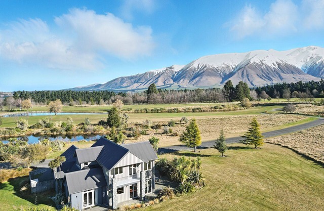 The Alpine Edge - Windwhistle Holiday Home