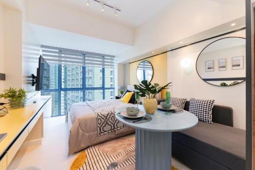 The Amber Room at 38th Park Avenue IT Park Cebu - Walk to Ayala and Cafes with fast WiFi