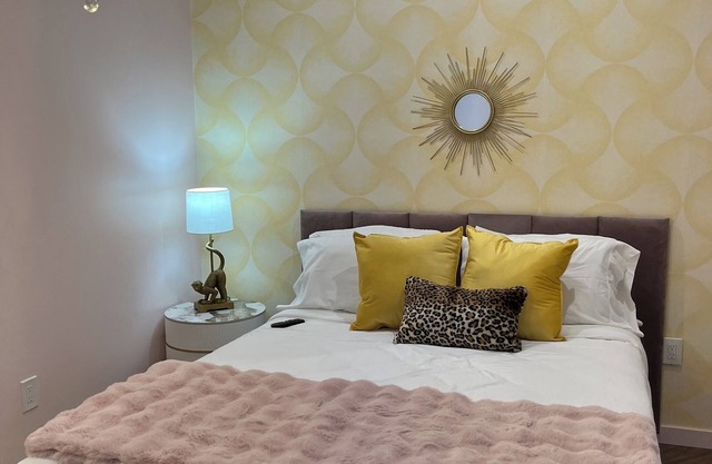 Motel room, new renovated, downtown Williams Bay. Walk to restaurants and lake.