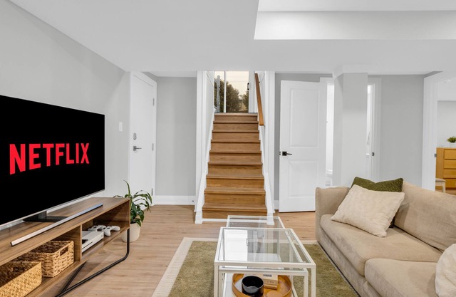 The Ancaster Suite - Chic & Earthy 2 Bdrm Suite