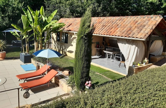 The annex, in the owner's home, is independent, quiet, restful and green.
