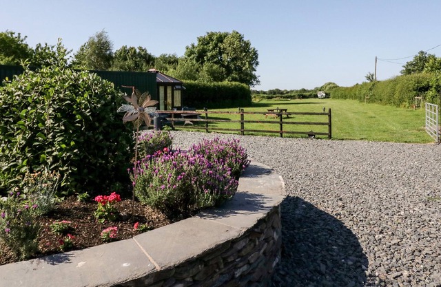 THE ANNEXE, family friendly, with a garden in Kirkby-In-Furness