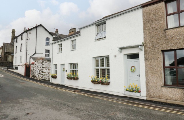 THE ANVIL, pet friendly, with a garden in Broughton-In-Furness