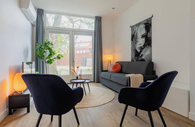 El apartamento cuenta con dos dormitorios lujosamente equipados.