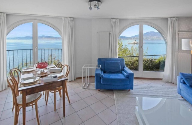 The apartment is on the shores of Lake Geneva and close to the train station and the amenities of Sa