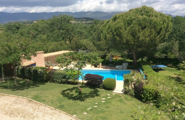 La torre de apartamentos en la gran jardín aguda con piscina comunitaria