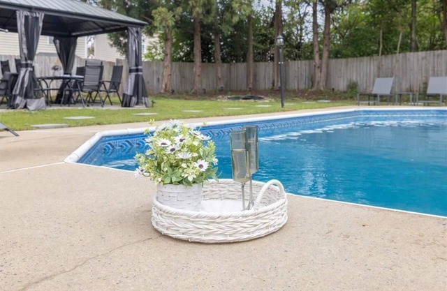 The Aqua Haven:14guests w a sparkling pool,spacious yard