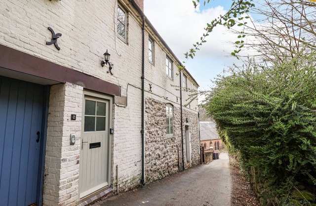 THE ARMS HOUSE, pet friendly, character holiday cottage in Ironbridge