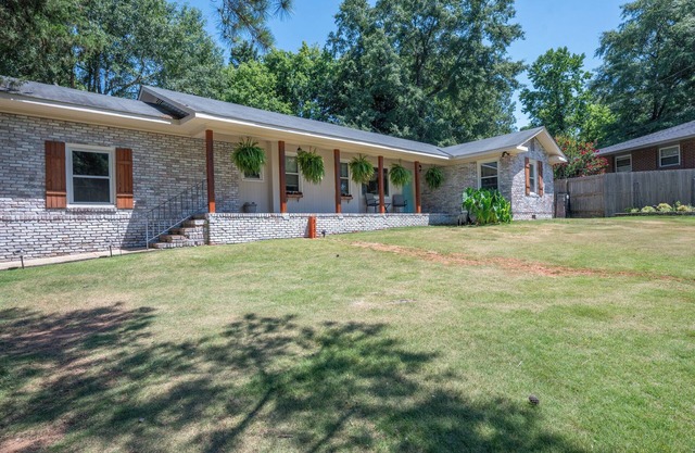 The Art House: Stylish Retreat N. Columbus. Perfect for Ft Benning celebrations!