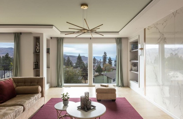 The Artisan - Boutique retreat with lake view.