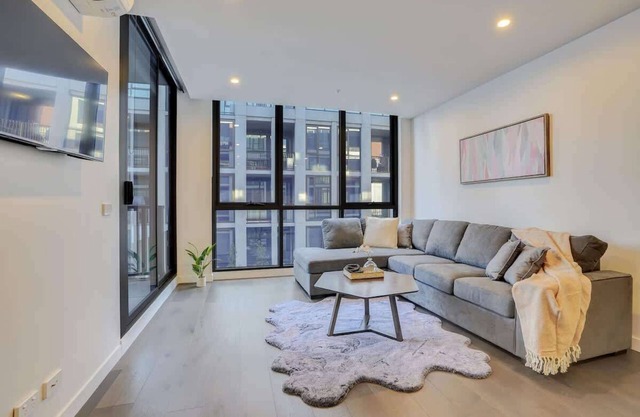 The Ascot - Brand New Luxurious Flemington Apt