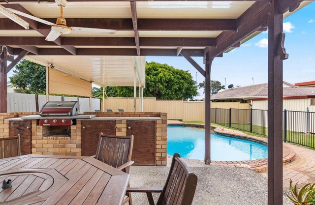 'The Aussie Classic' Poolside Living by the Marina
