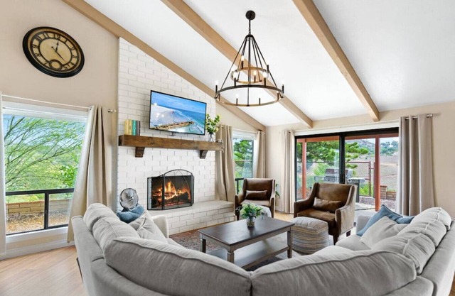 The Avocado House, Hot Tub, Game Room, Views
