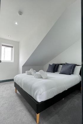 The Aylestone - Leicester City 2 Bed Top Floor Apartment , Free Parking by YO ROOM!