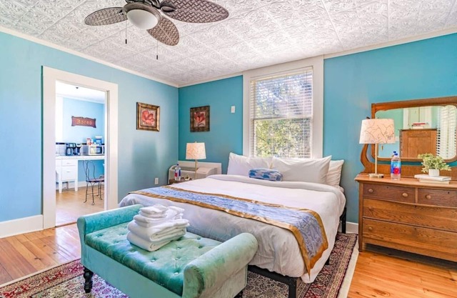 The Azalea - Estate at Mount Dora: Free City Shuttle, Parking, and more!