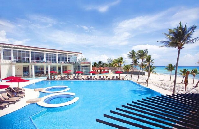 El hotel / condominio Azul Fives en la playa ubicado en Playa del Carmen, Mexic