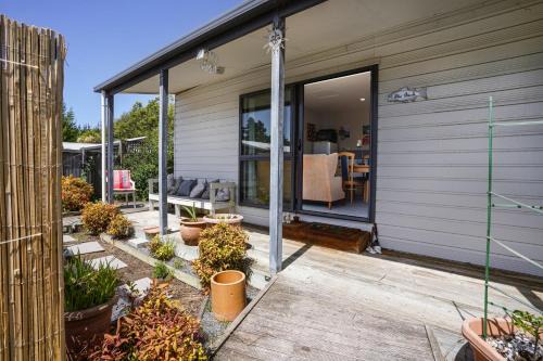 The Bach at Old Broadway - Waikuku Beach Retreat
