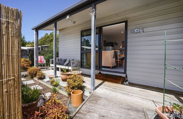 The Bach at Old Broadway - Waikuku Beach Retreat