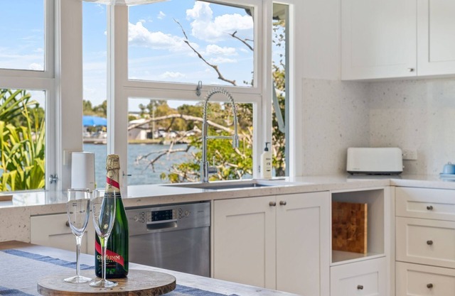 The Bach Noosa River - Waterfront w/Private Jetty