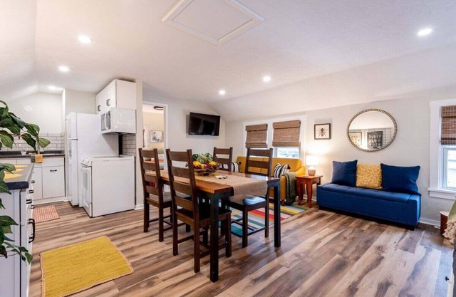 The Back Yard-Entire Building |Walk to Downtown |Yard for Games|Parking