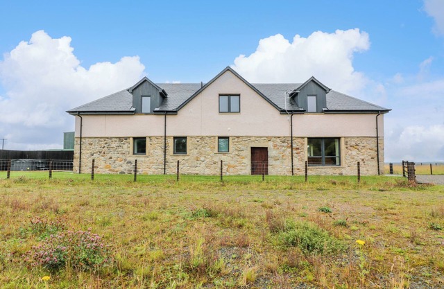 THE BARN, DRUMBOW FARM, family friendly, with hot tub in Caldercruix