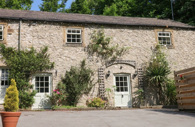 THE BARN, family friendly, character holiday cottage in Tideswell