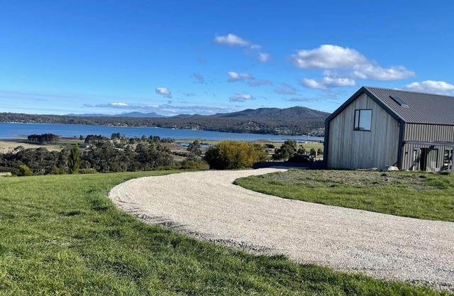 The Barn - Georges Bay, St Helens