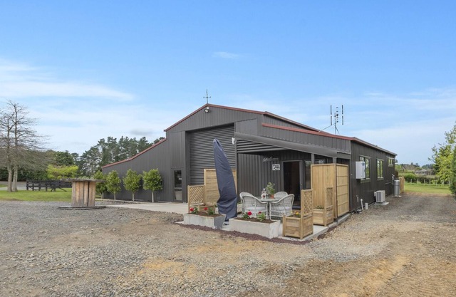 THE BARN – KARAKA FARM STAY, family friendly in Auckland