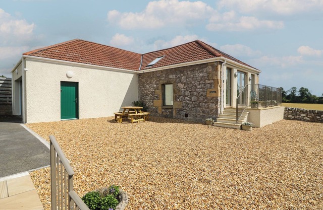 THE BARN, LOWER LODGE, pet friendly, with a garden in Cupar, Fife