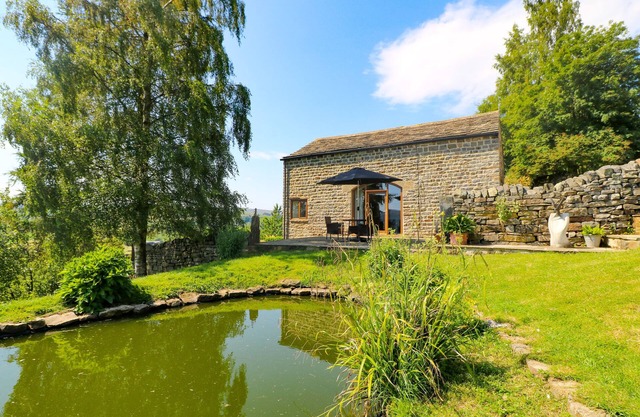 THE BARN, luxury holiday cottage, with a garden in Pateley Bridge