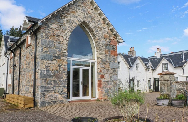 THE BARN, pet friendly, character holiday cottage in Fort Augustus