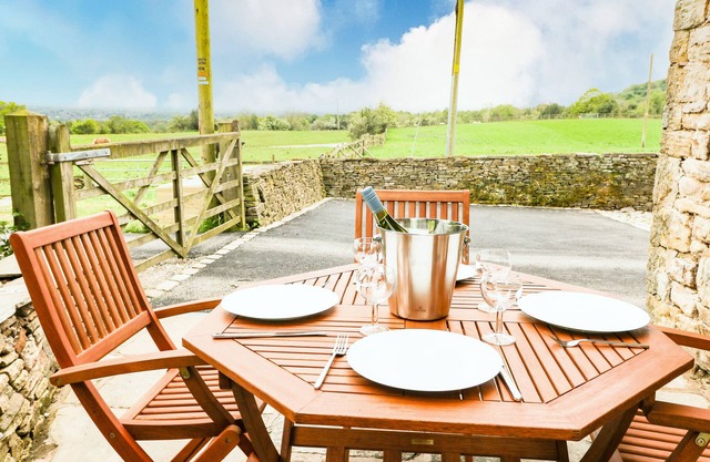 THE BARN, pet friendly, character holiday cottage in Compstall