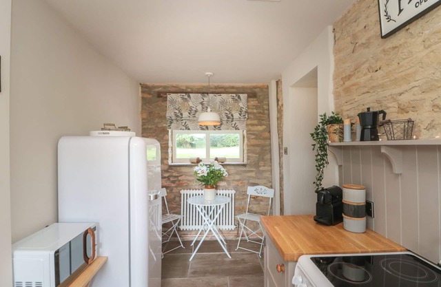 THE BARN, pet friendly, character holiday cottage in Brandsby