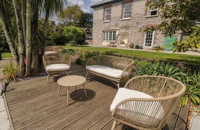 THE BARN, pet friendly, with pool in Brixton