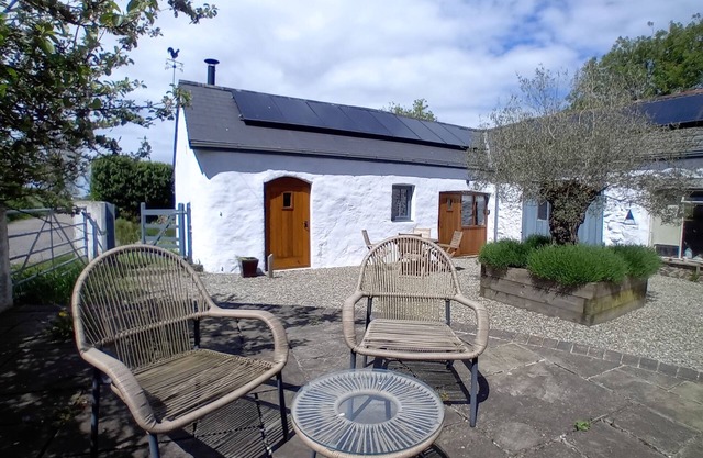 The Barn, Square Island nr Pembroke. Peaceful and pet friendly.