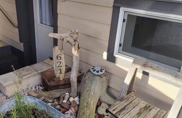 The Basecamp - a cozy quaint 1-bedroom suite in Courtenay close to downtown