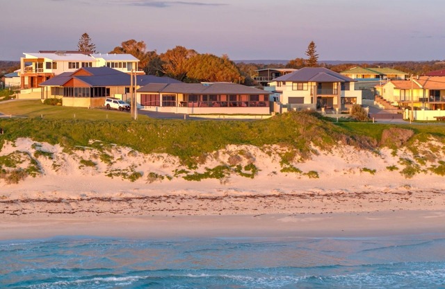 The Bay House, Beachfront Ocean Views- right on one of Perths best Beaches.