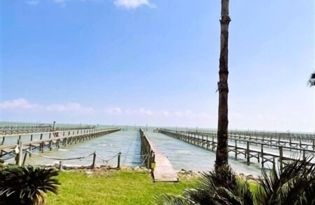 La casa de la bahía. Apartamento estudio, un baño. Muelle de pesca privado.
