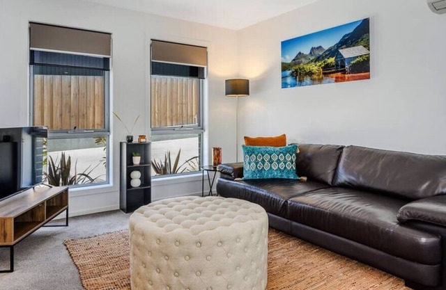 The Bay Lodge New Modern 2 bedroom 15min to CBD